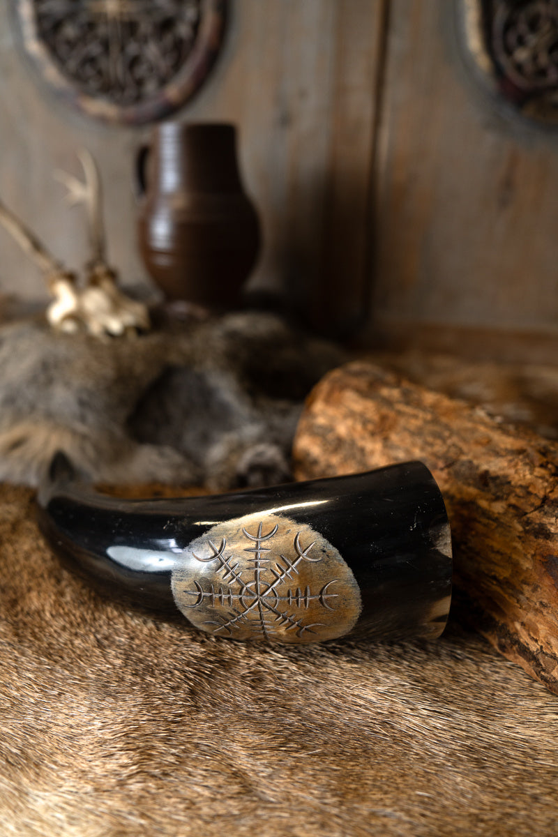 Gegraveerde drinkhoorn Vegvisir met reliëf, 300-500 ml
