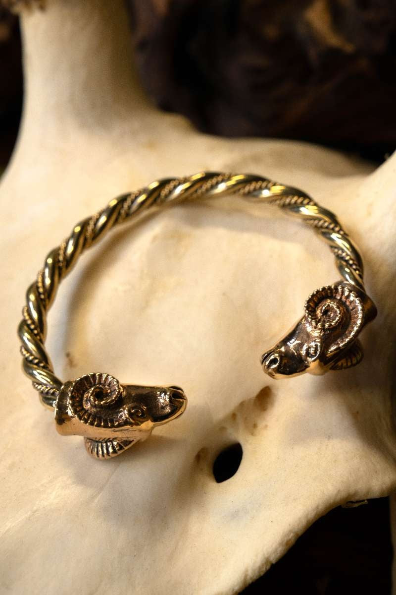 Vichingo braccialetto con teste di ariete, bronzo 