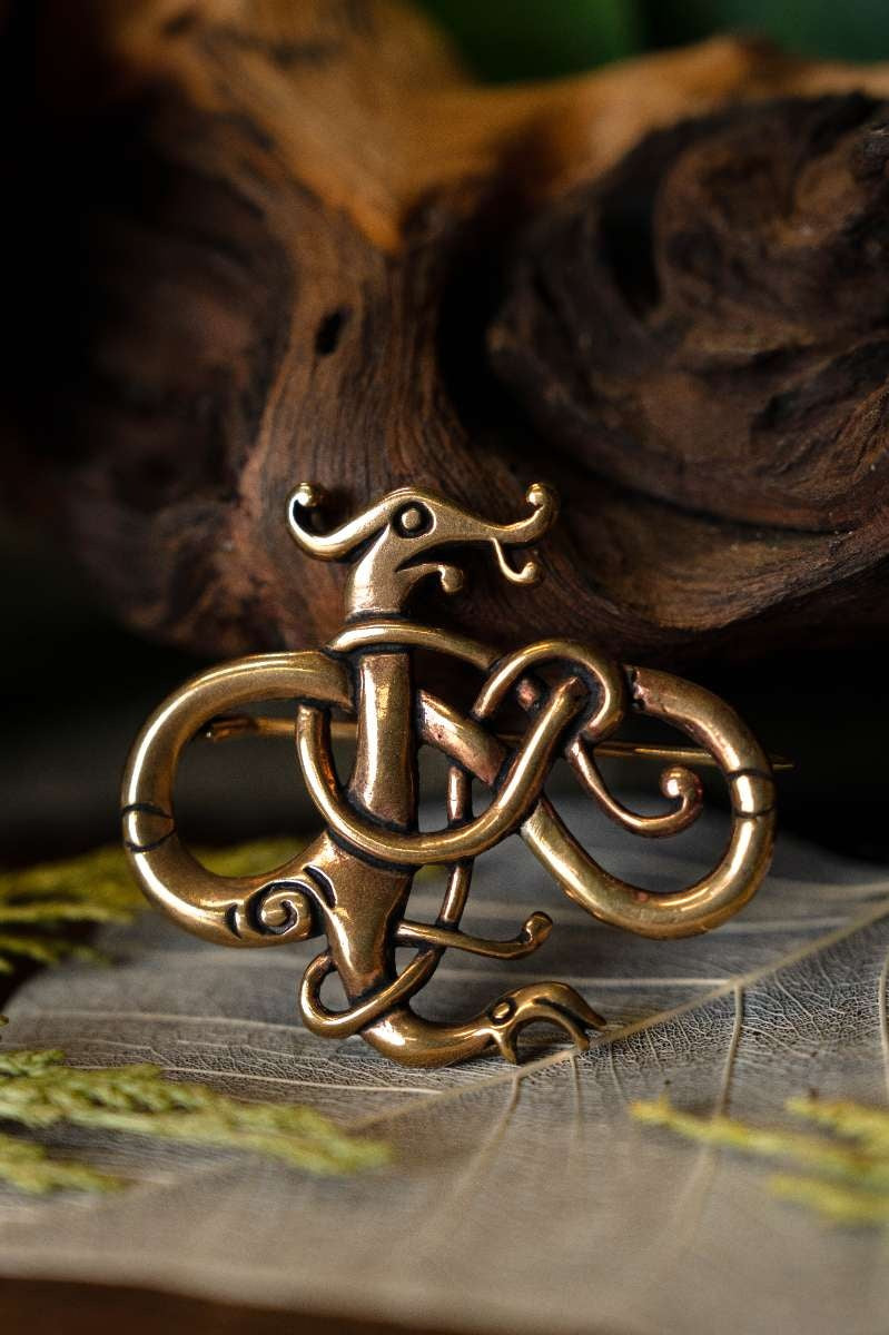 Urnesstijl drakenbroche, messing