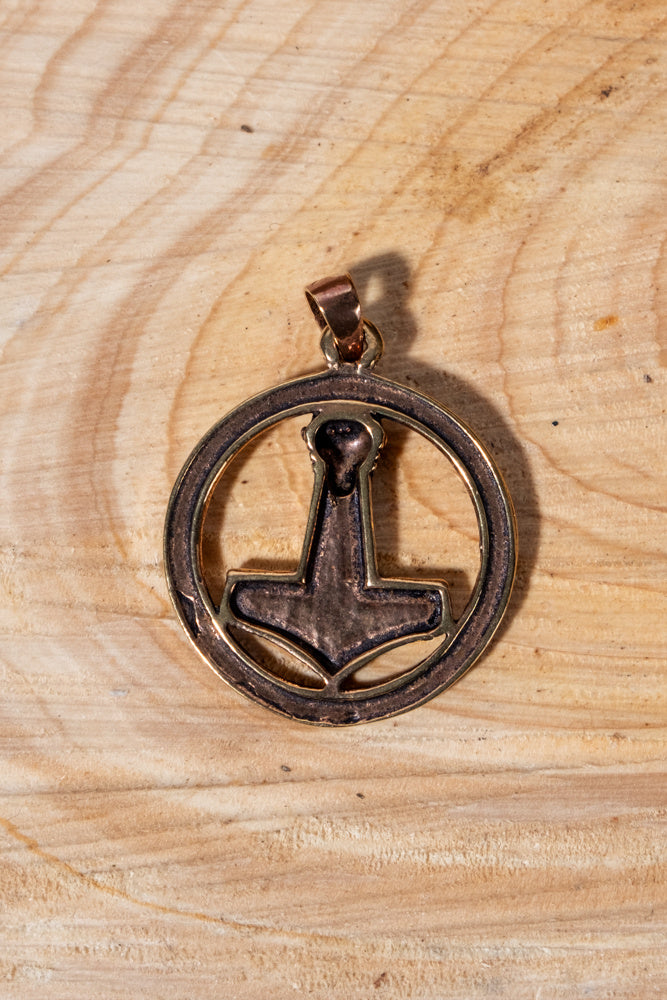 Thorshamer met Futhark, brons