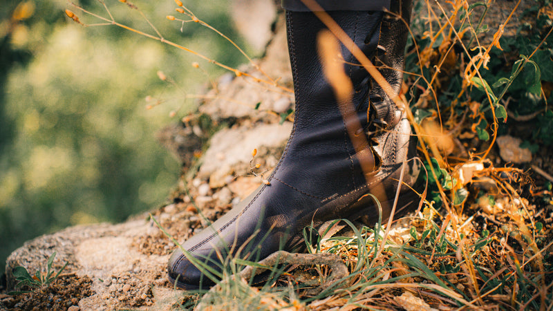 Hoge laars met een vetersluiting opzij, bruin