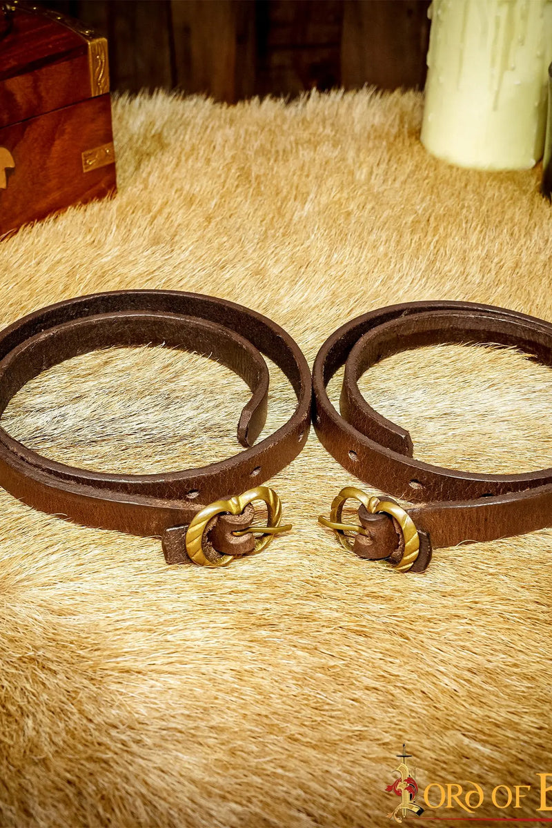 Middeleeuwse leren kousenbanden, bruin