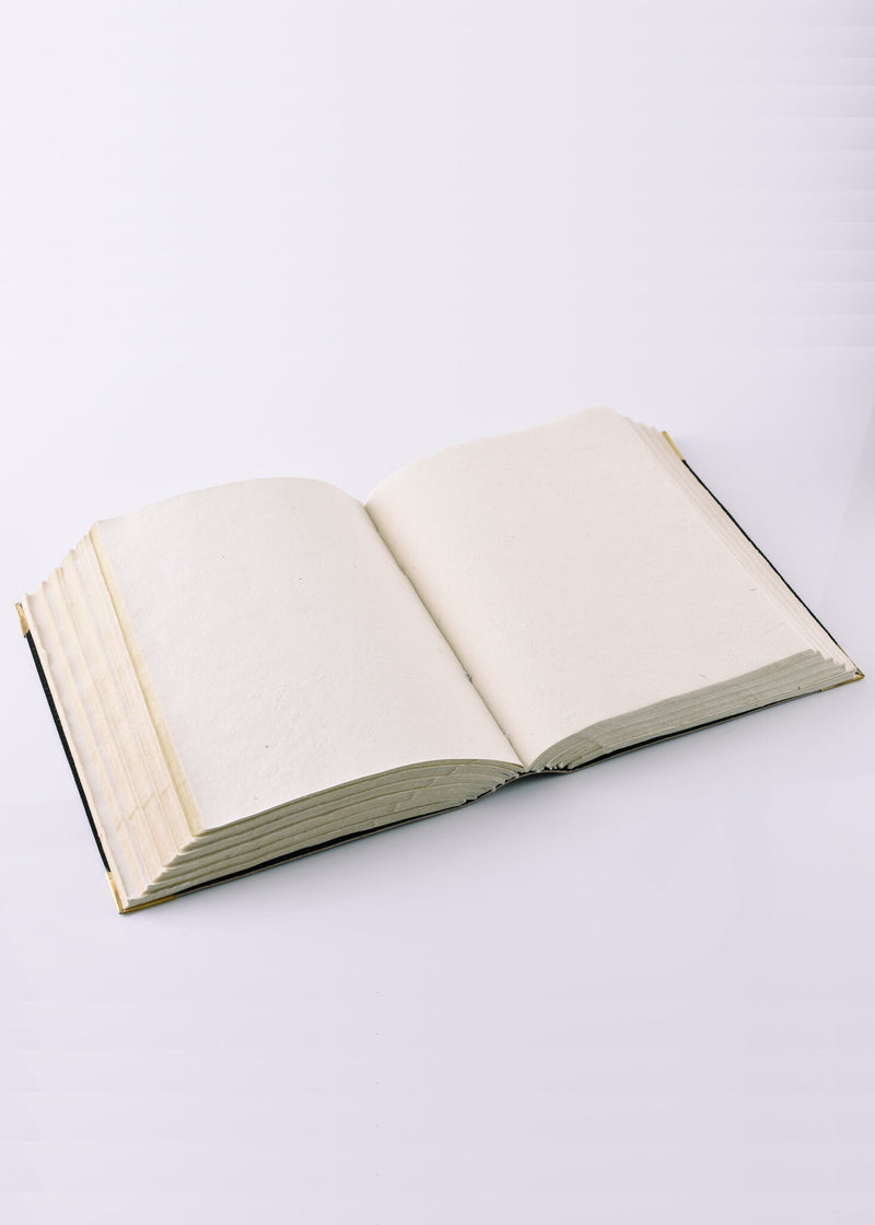 Zwartleren boek met pentagram