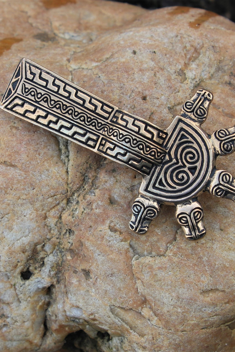 Merovingische beugelfibula, brons