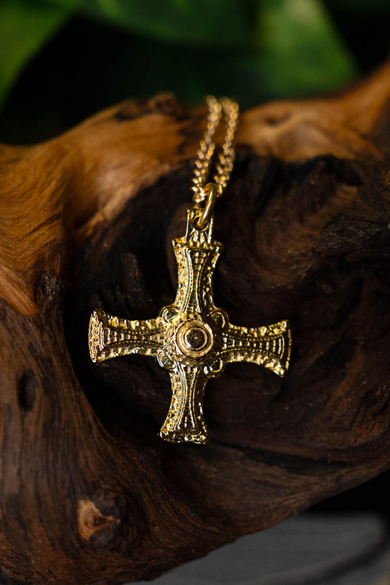 Croix Cuthbert de Lindisfarne, dorée étain 