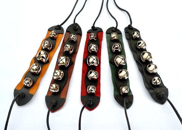 Armband met messing belletjes, bruin, leer