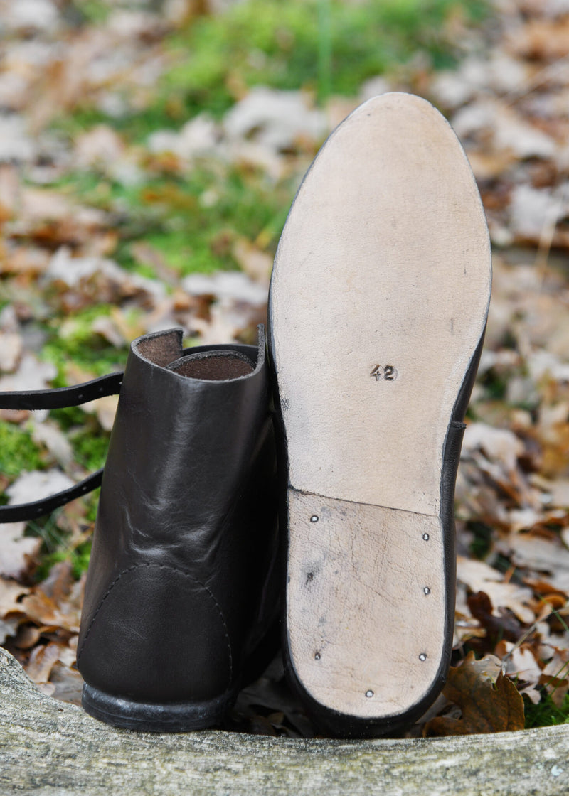 Średniowieczne buty kostki 1250-1500