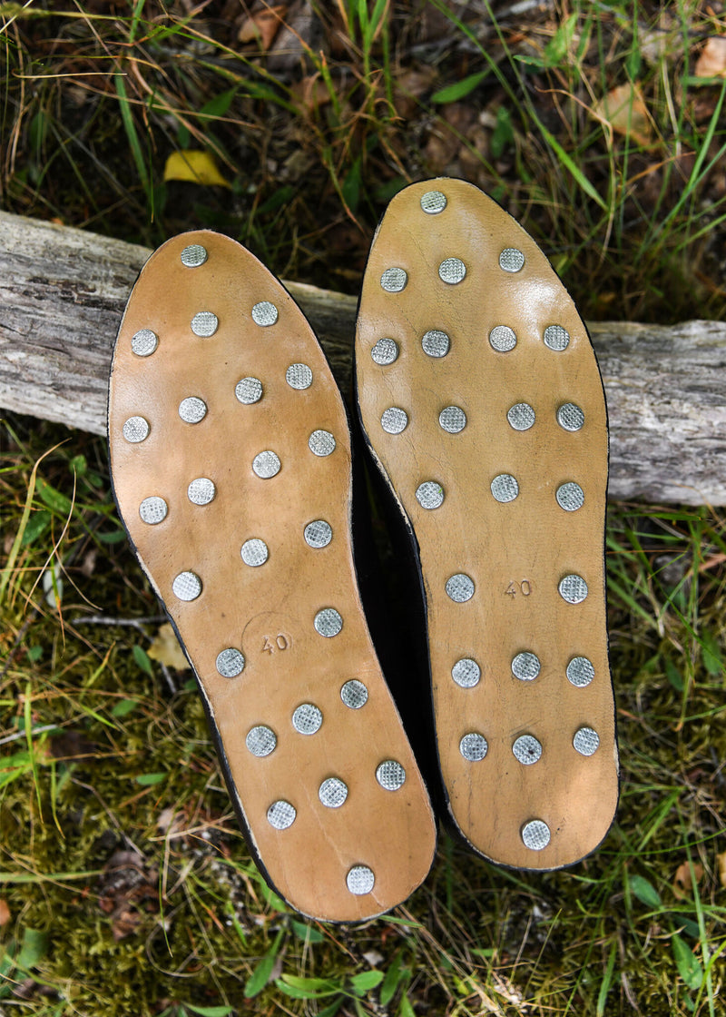 Enkellaarzen met schoennagels, middeleeuws, bruin