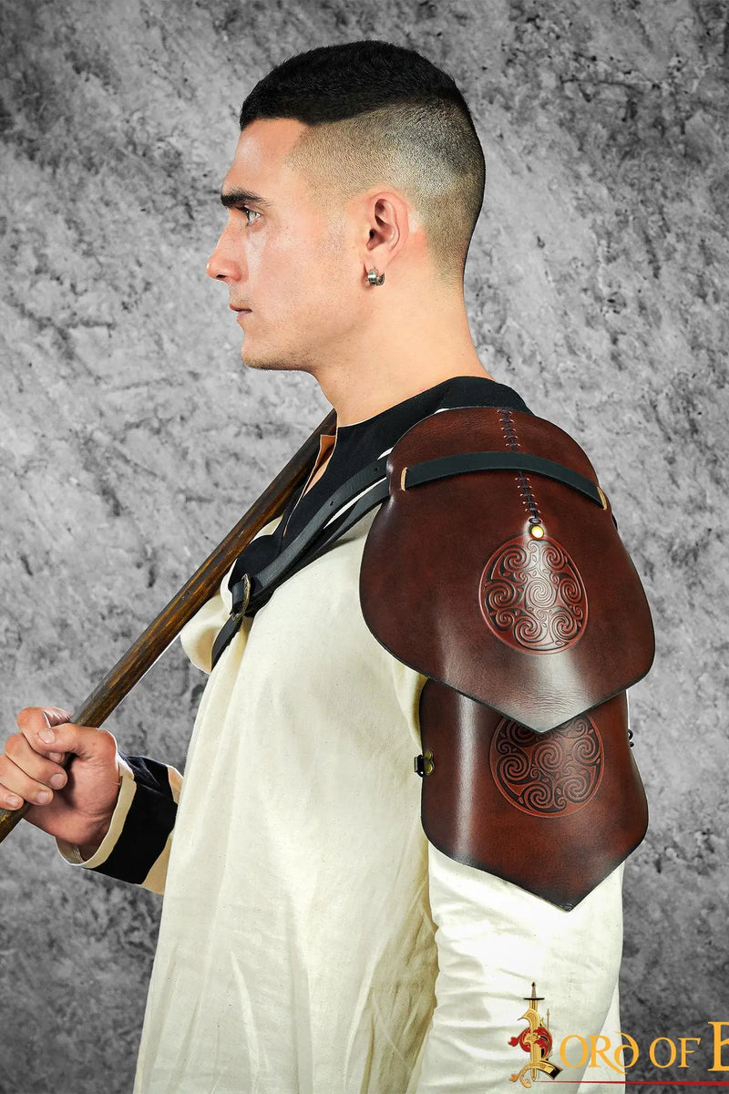 Leren pauldron Keltische spiralen