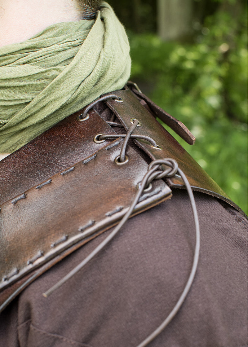 Skórzana pantera piersi z krzyżem, brązowy