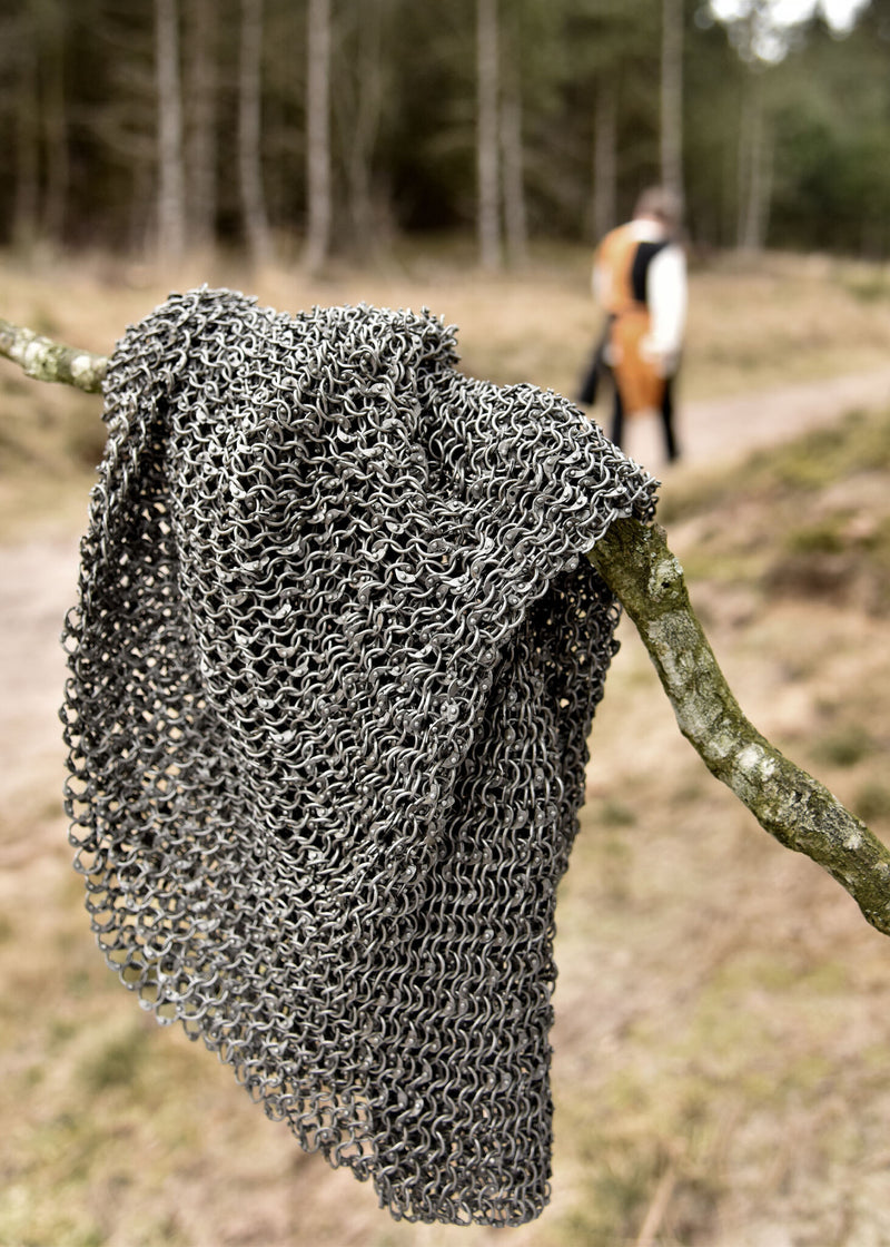 Maliën coif met vierkante hals, onbehandeld, ronde ringen-ronde klinknagels. 8 mm