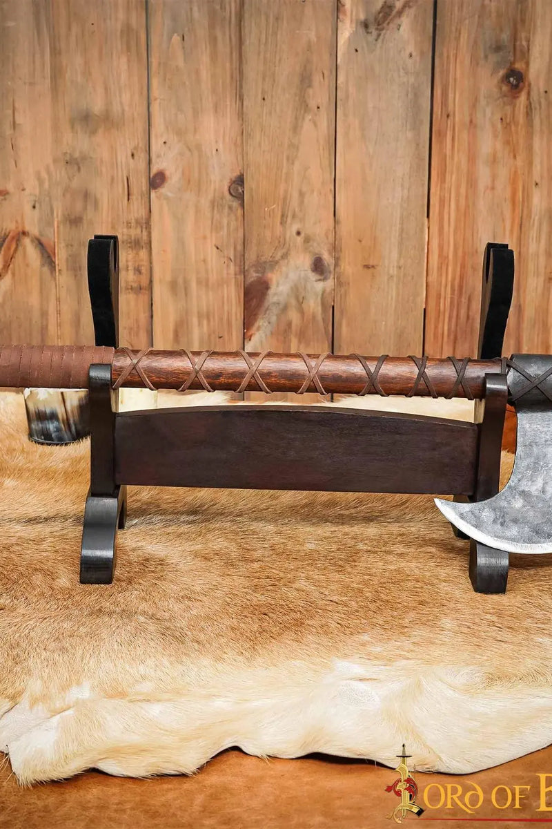 Træbord står for sværd og øks