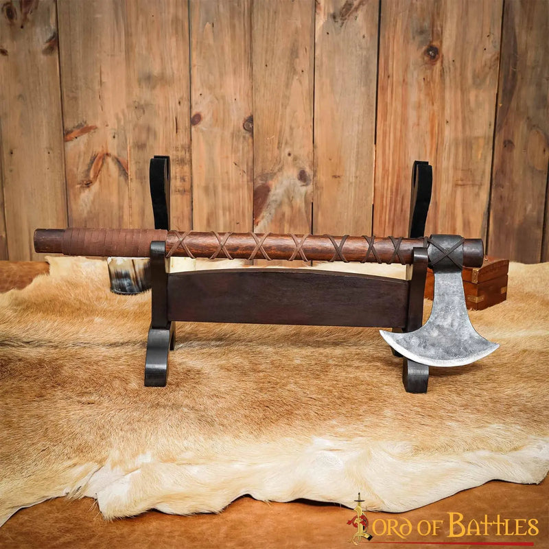 Houten tafelstandaard voor zwaard en bijl