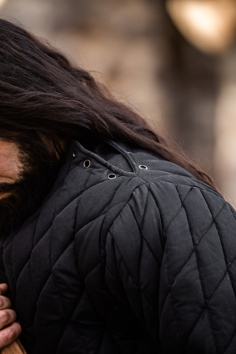 Middeleeuwse gambeson, zwart