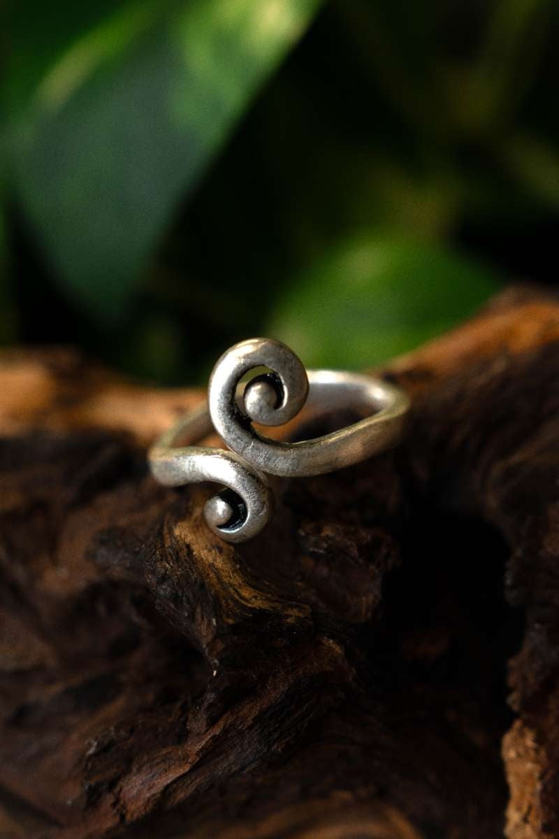 Keltische ring met gestyleerd spiraalmotief, verzilverd brons