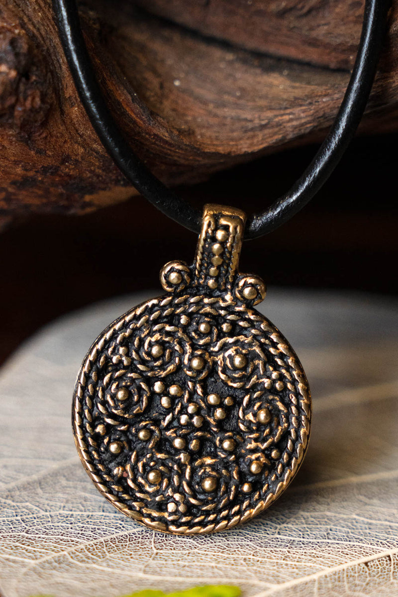 Birka schild amulet, graf 943, brons