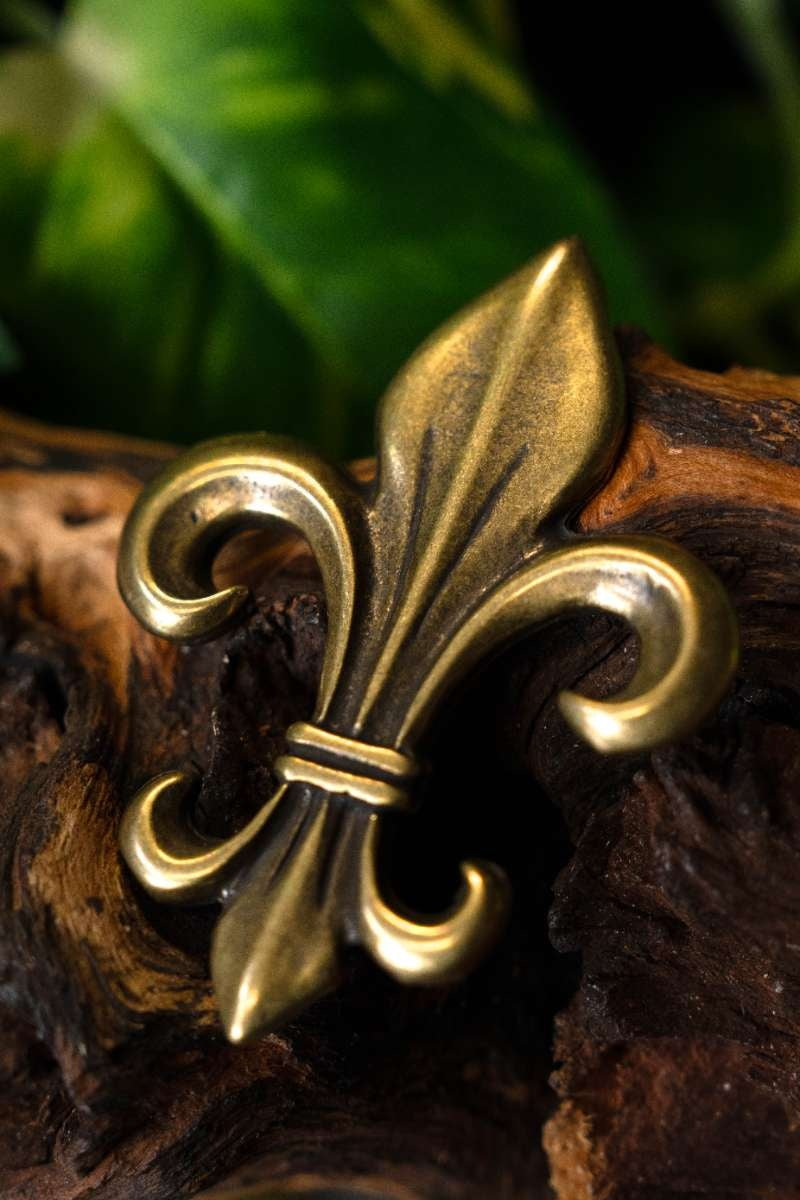 Fleur de Lys pendant, zamak