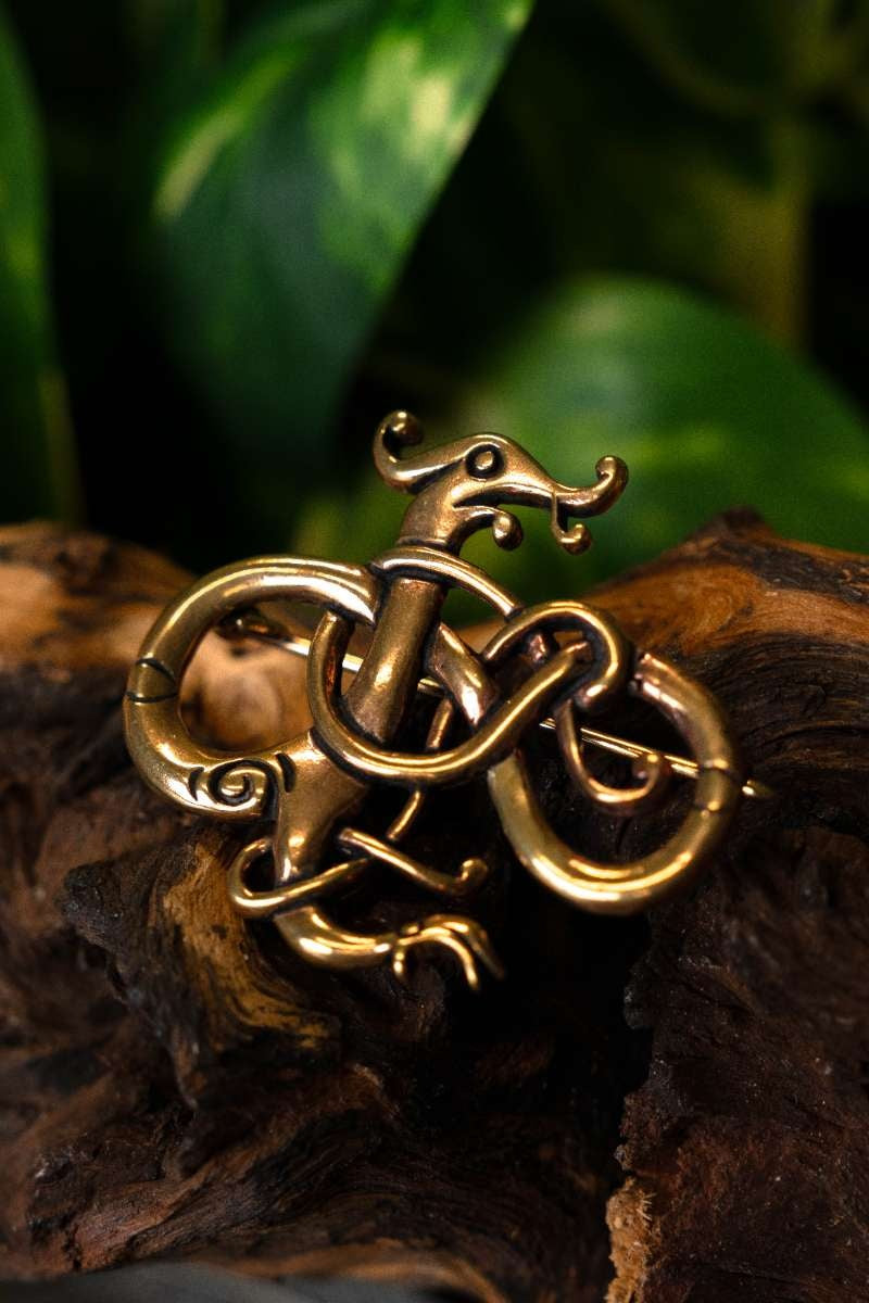 Urnesstijl drakenbroche, messing