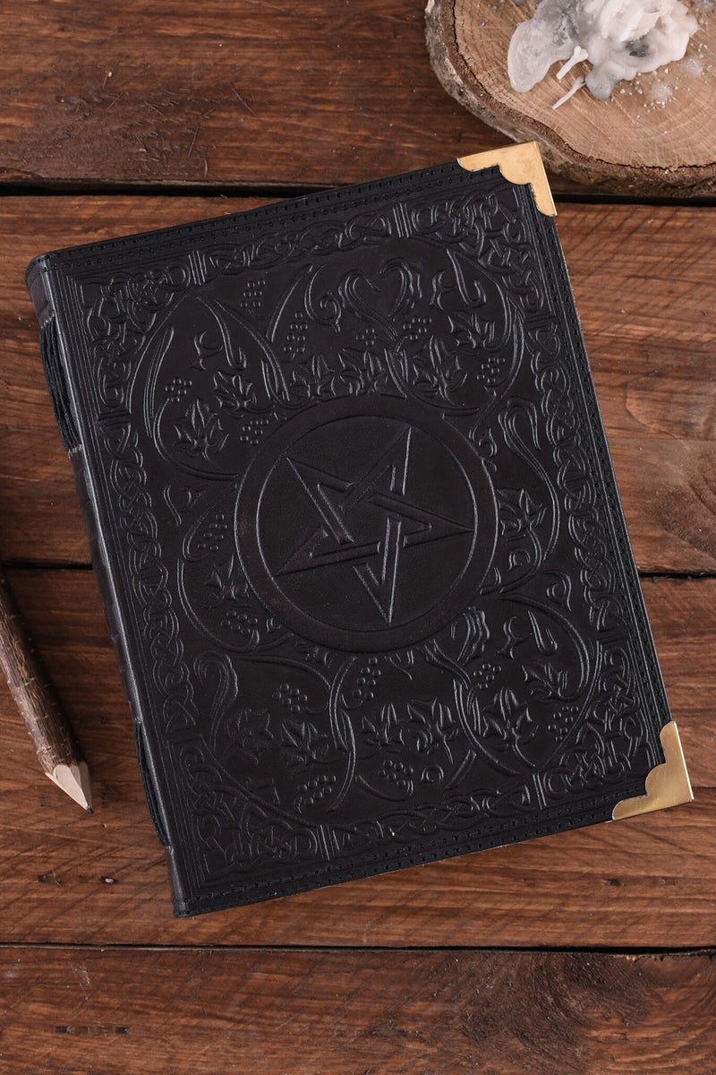 Zwartleren boek met pentagram