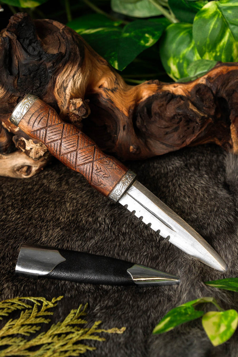Sgian Dubh, semi-scherp