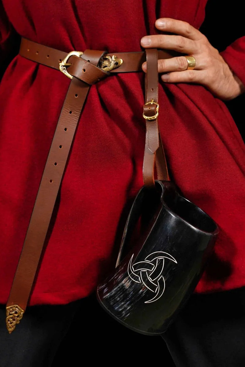 Tazza in corno con triskelion e supporto 