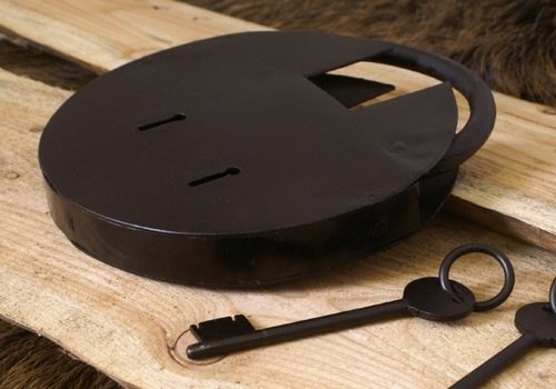 Rundes historisches Schloss mit zwei Schlüsseln 