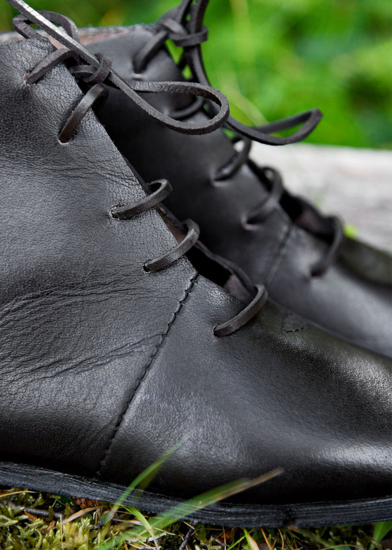 Enkellaarzen met schoennagels, middeleeuws, bruin