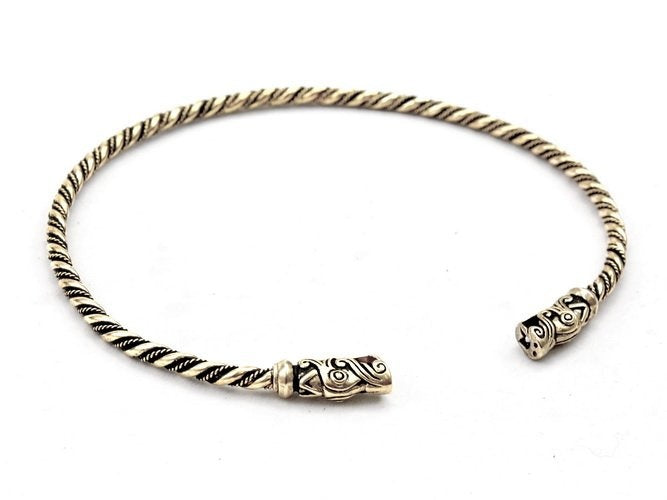 Vikingtorc met drakenkoppen, verzilverd brons
