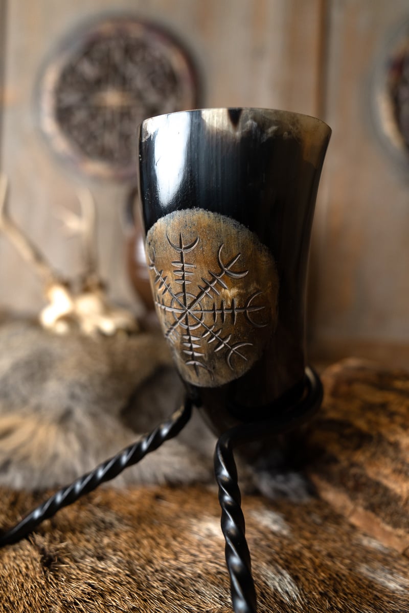 Engraved drinking horn Vegvisir with relief, 300-500 ml