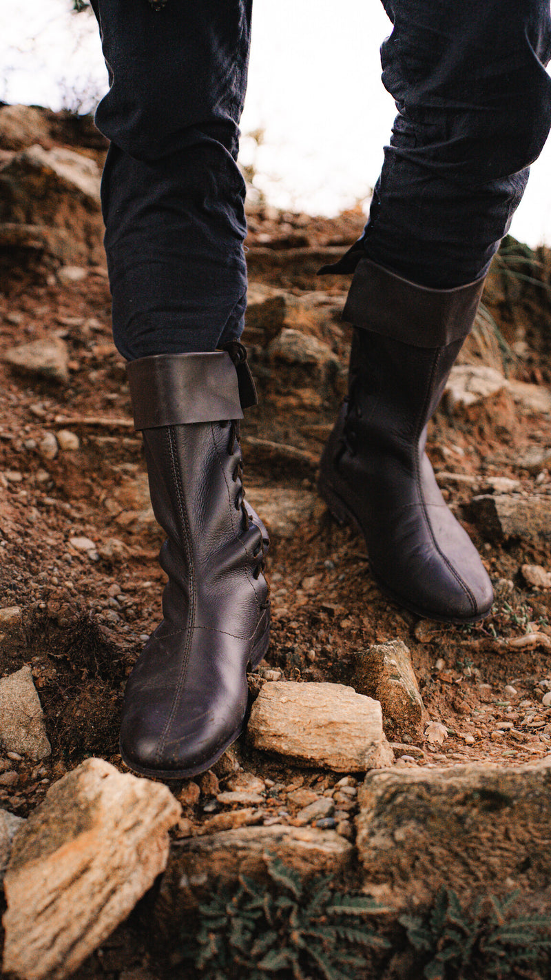 Hoge laars met een vetersluiting opzij, bruin