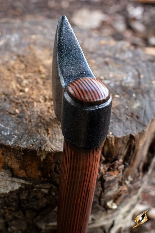 Larp Frankish rzuca toporem