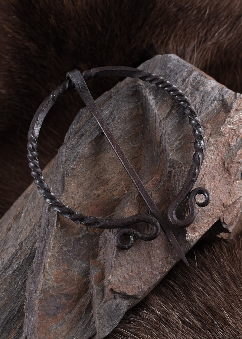 Historiska ringfibula, järn 