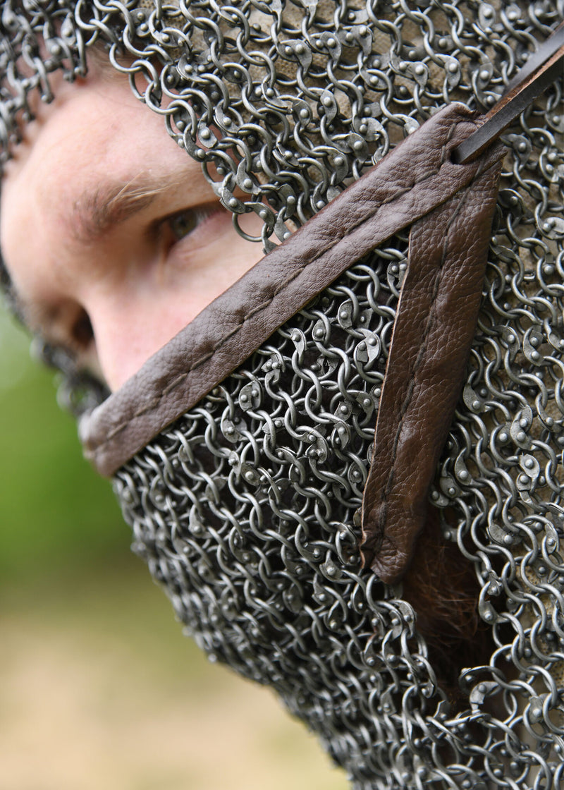 Ringbrynja coif med trekantig ventail, runda ringar - runda nitar, 8 mm 