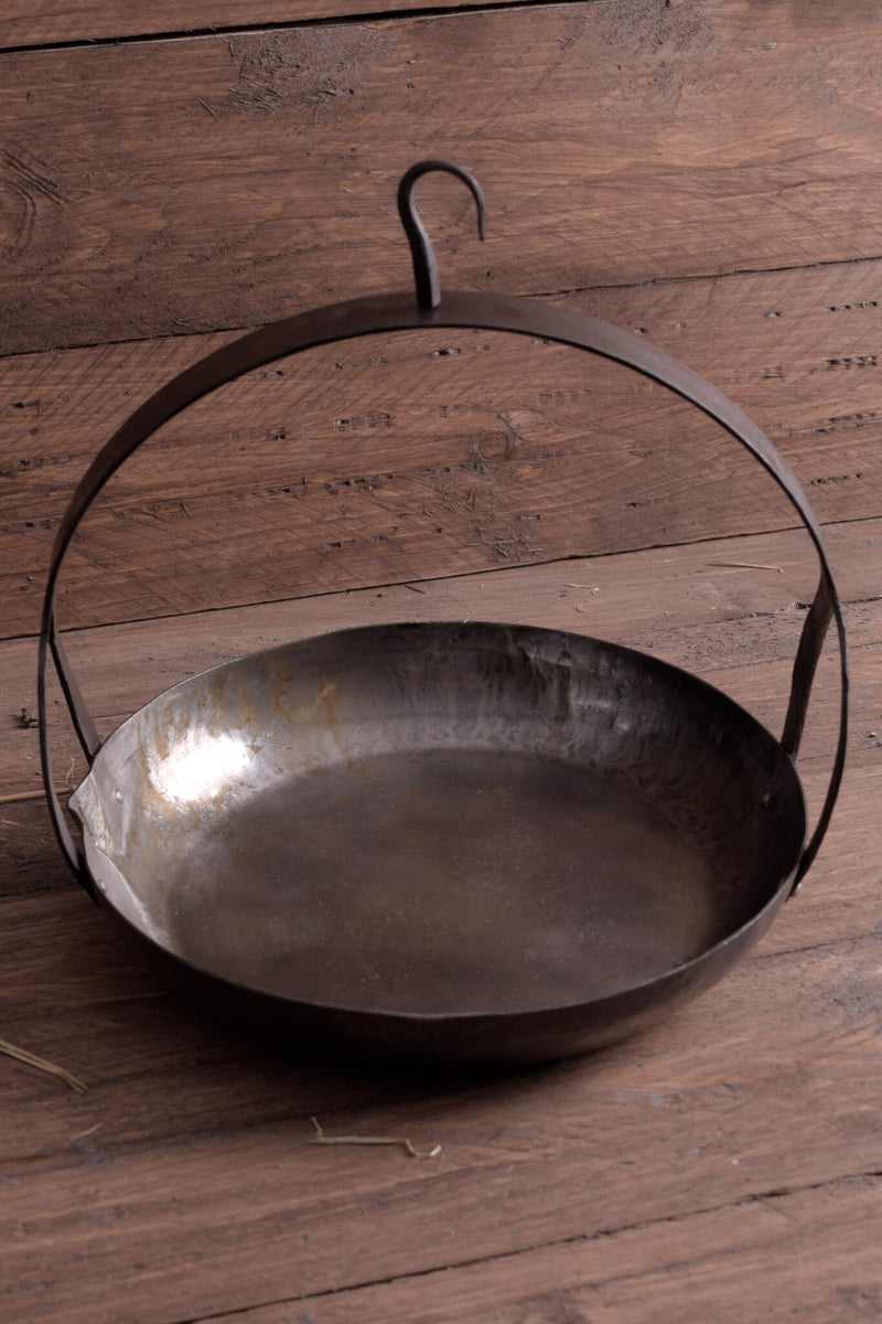 Poêle médiévale avec crochet et anse 