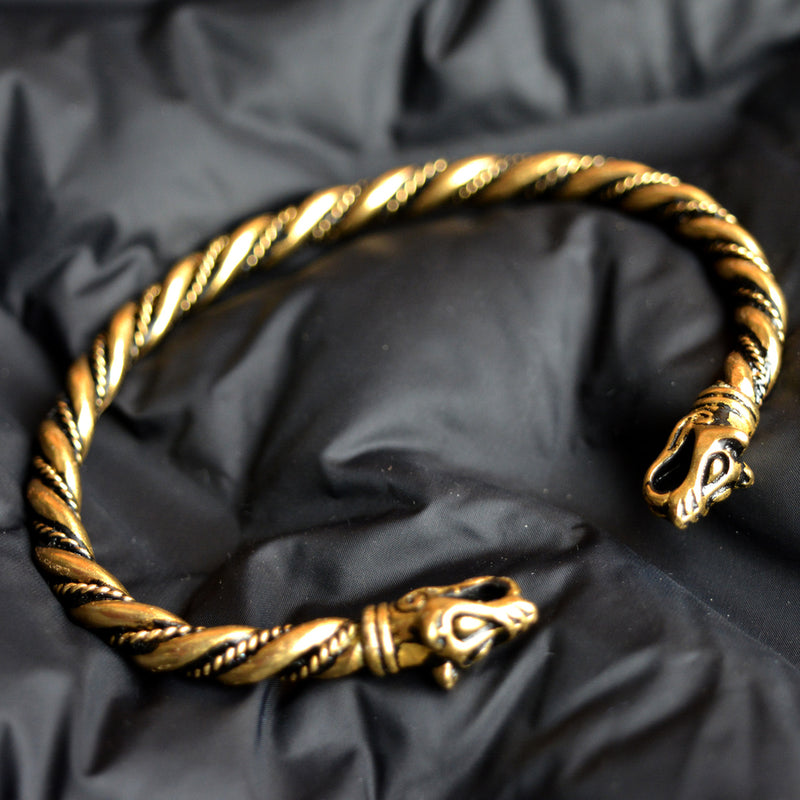 Bracciale vichingo con teste di lupo, bronzo 