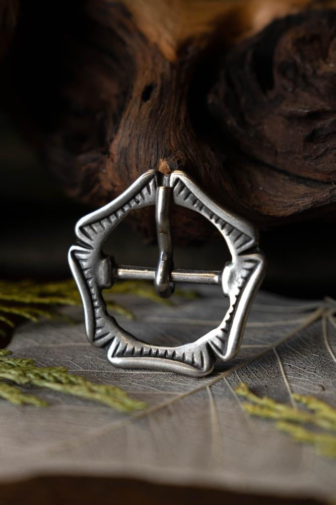 Laat-middeleeuwse roosgesp, verzilverd