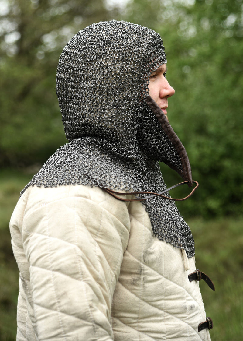 Ringbrynja coif med trekantig ventail, runda ringar - runda nitar, 8 mm 