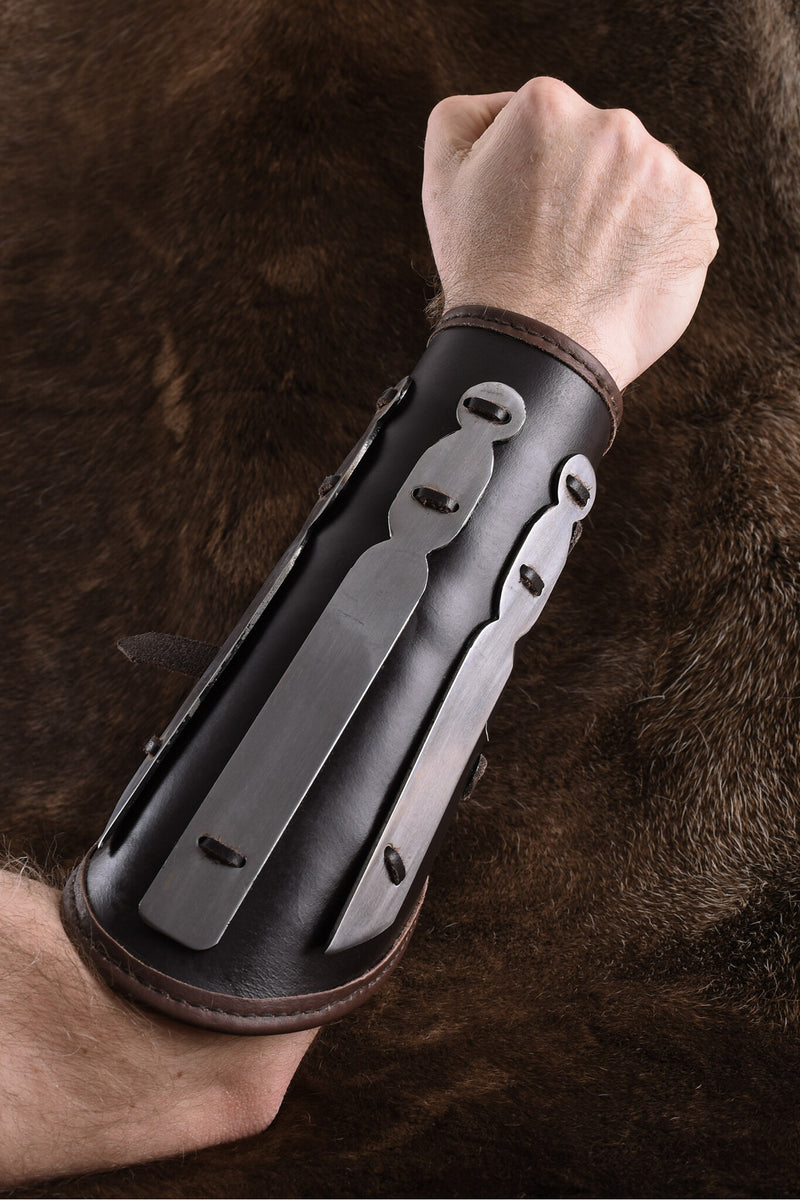 Aerdwulf leren bracers, onderarmbeschermers, met metalen strips