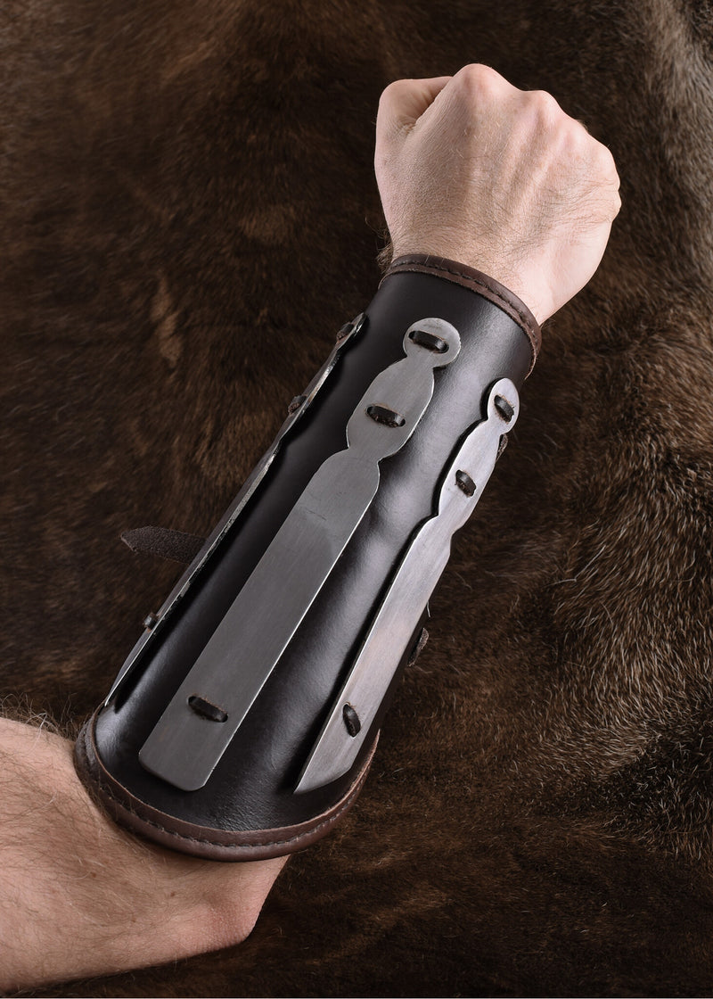 Aerdwulf leren bracers, onderarmbeschermers, met metalen strips