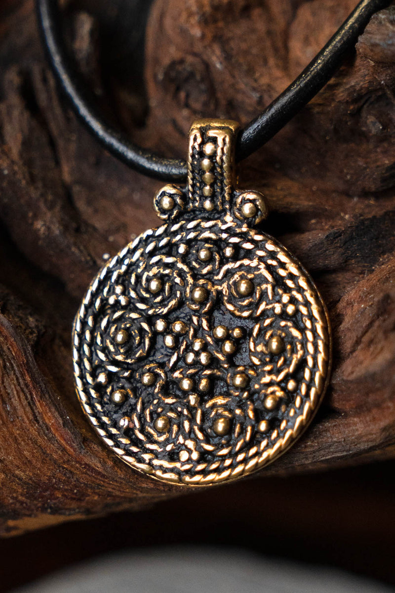 Birka schild amulet, graf 943, brons