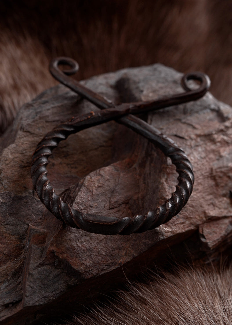 Trolkruis, gedraaid, ijzer