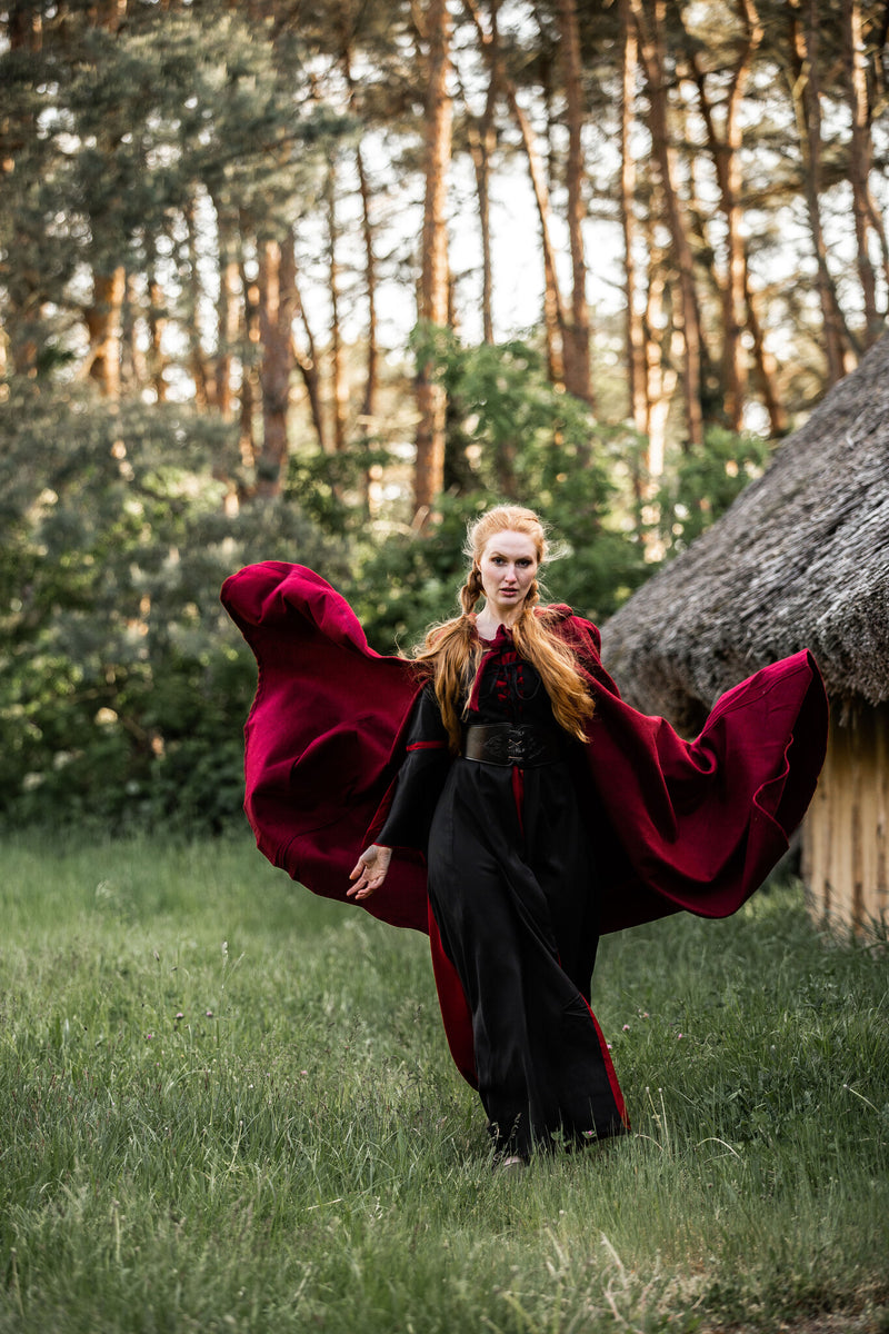 Medeltida dölja med huva, röd, ullblandning 