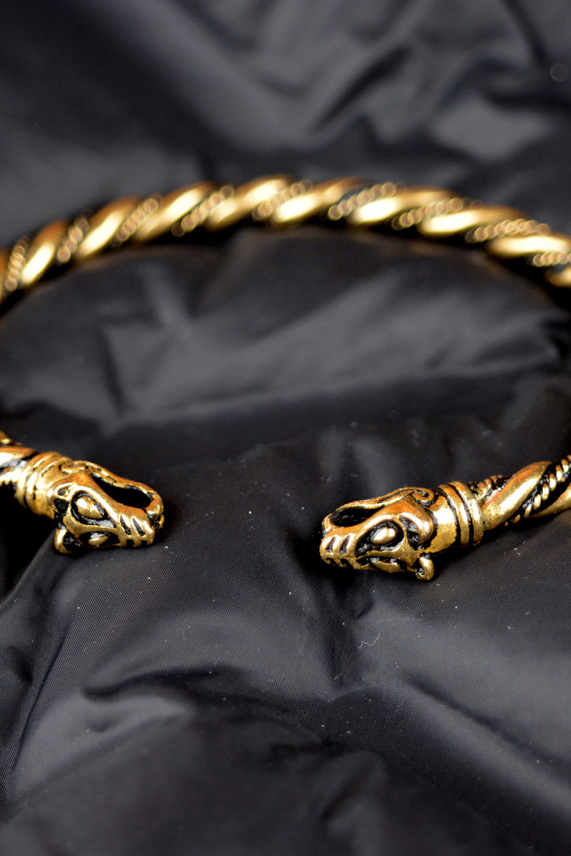 Vikingarmband met wolvenkoppen, brons