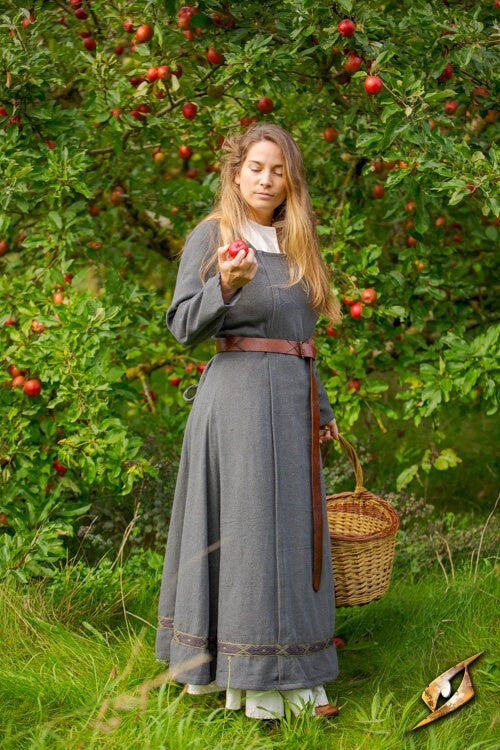 Middeleeuwse jurk Estrid met visgraatmotief, natuurgrijs