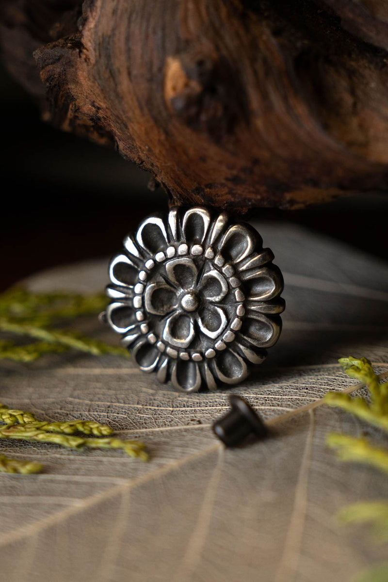 Riembeslag bloemmotief (set van 5), 16e eeuw, brons