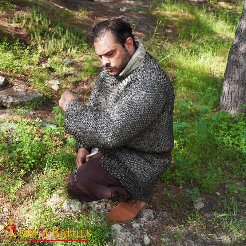 Hauberk met split, gemixt, platte ringen, ronde klinknagels 9 mm