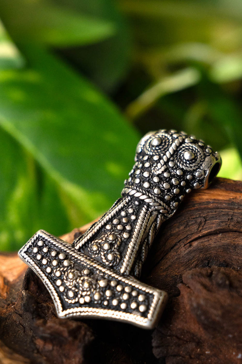 Tors hammare från Öland, försilvrad brons 