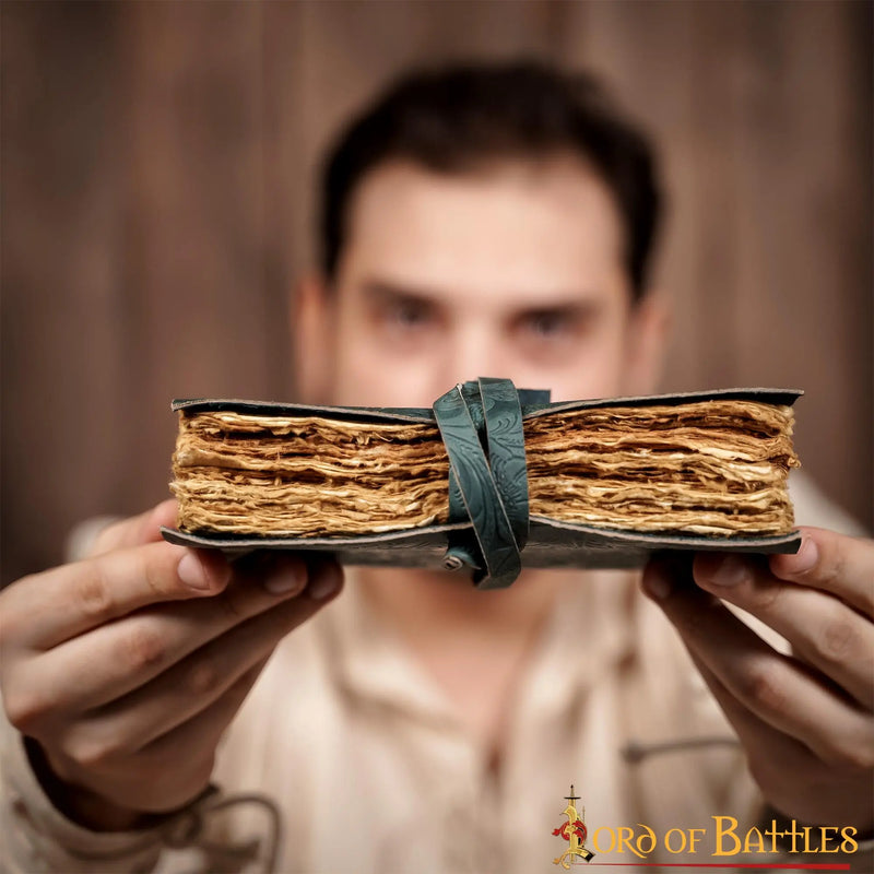 Skórzana książka fantasy, zielona