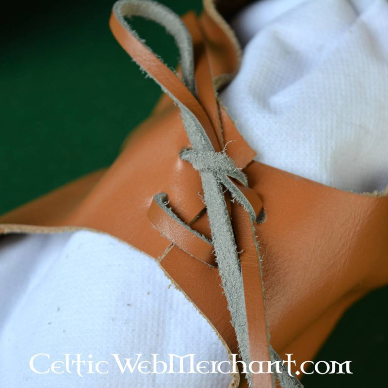 Keerschoenen met riem (1100-1500)