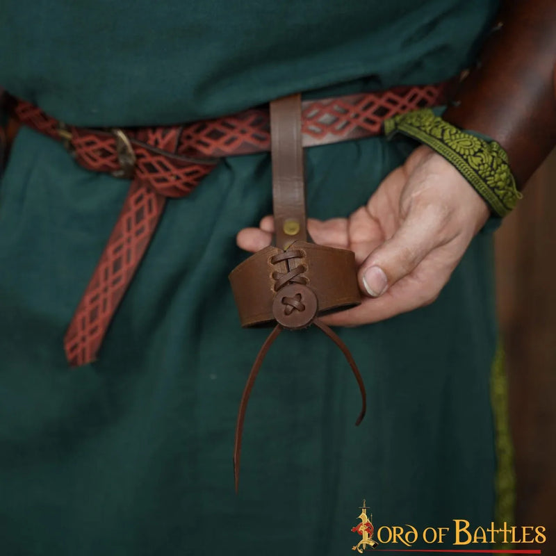 Naturale corno per bere con supporto in pelle 